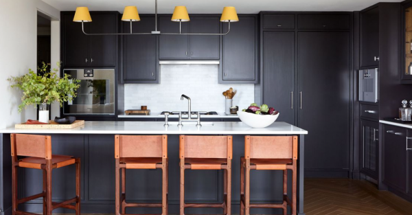 Dapur dengan perpaduan warna hitam dan putih yang kontras